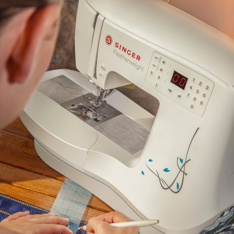 Machine à coudre Featherweight C240